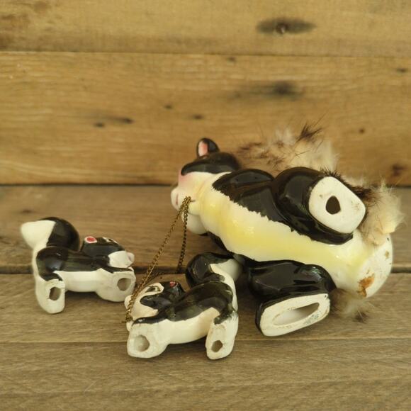 Vtg 1950s Kitschy Anthropomorphic Chained Skunk Family Mom with Fur and Babies - Picture 5 of 10